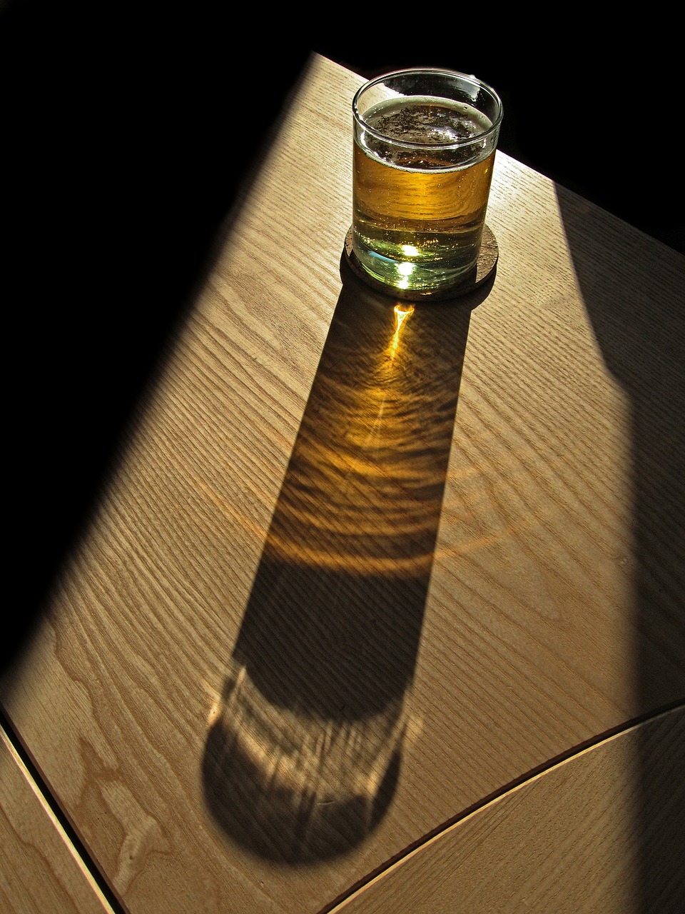 beer glass shadow free photo