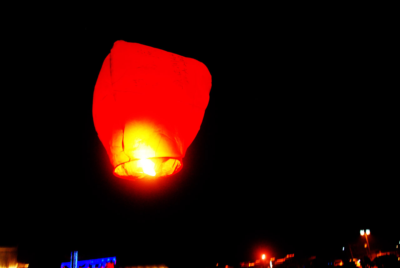 lantern red ascent free photo