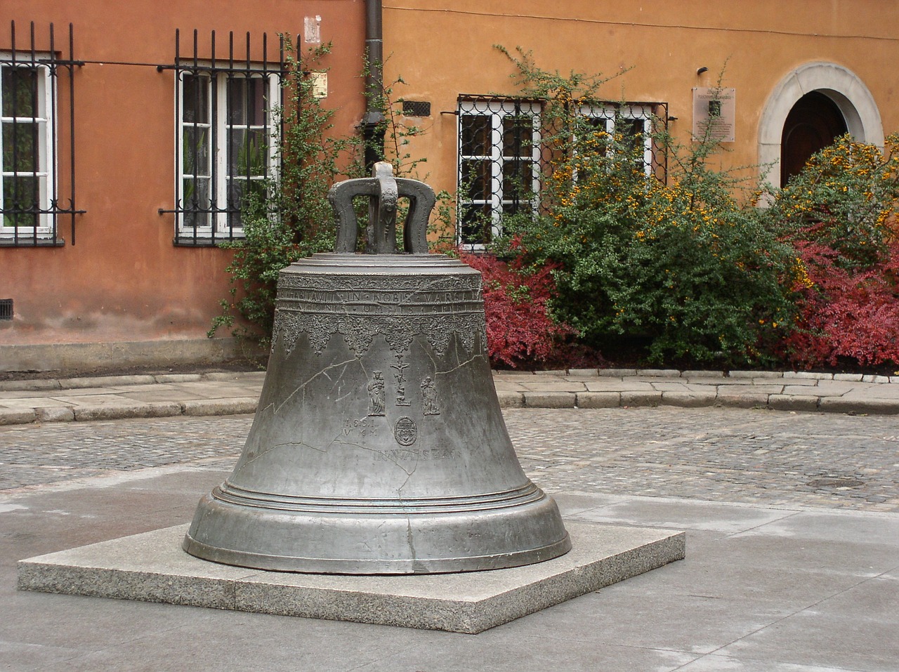 bell the old town warsaw free photo