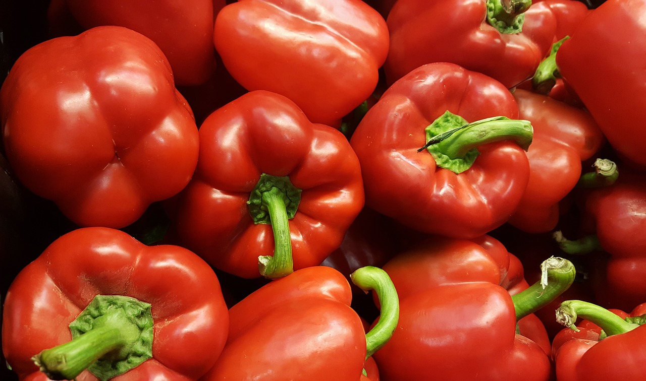 bell peppers red bell peppers green bell peppers free photo