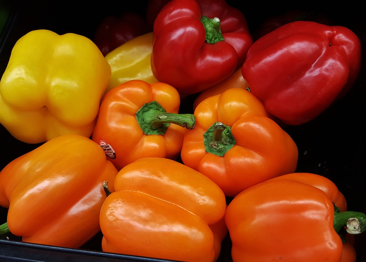 bell peppers red bell peppers green bell peppers free photo