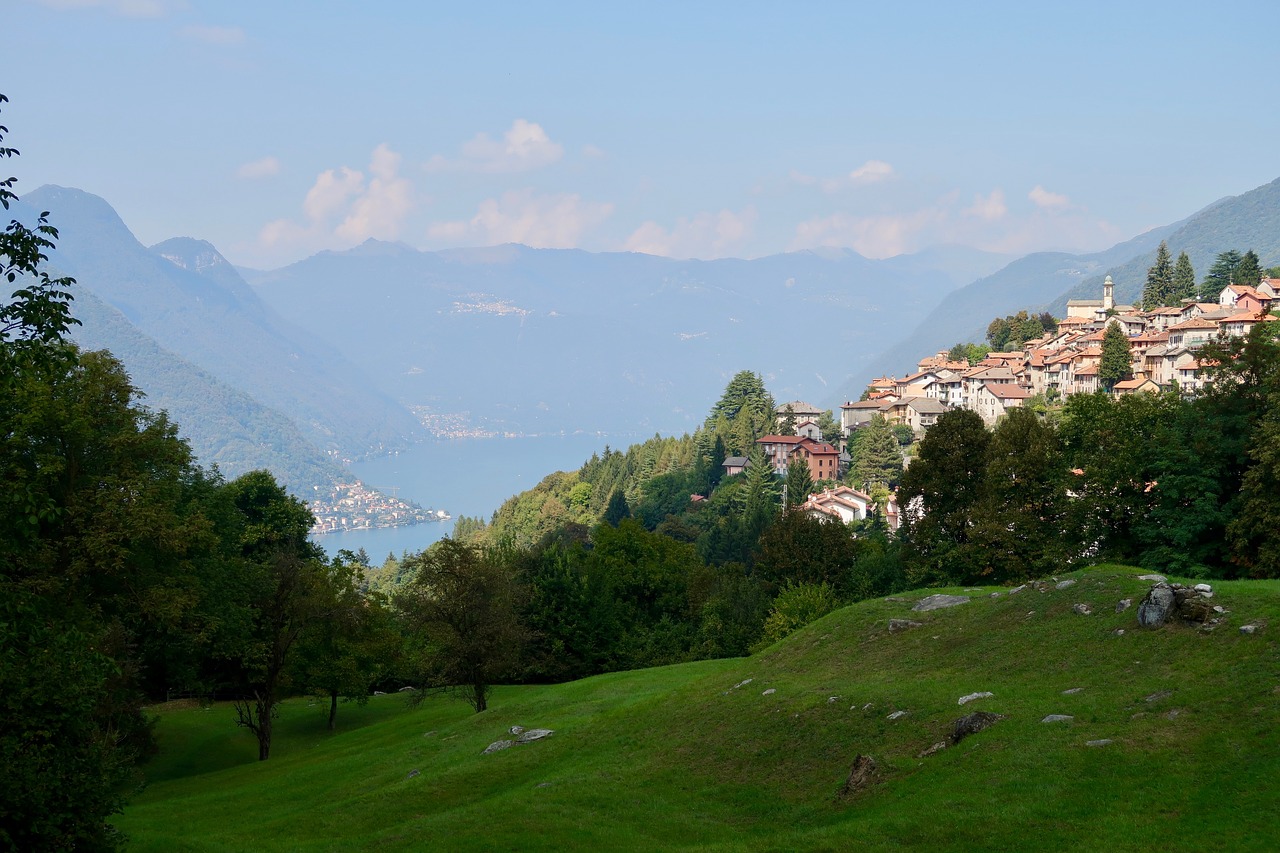 bergdorf  italy  lake free photo