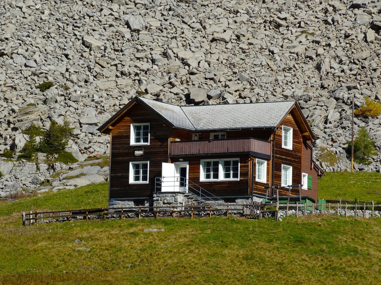 berghaus alpine house scree free photo