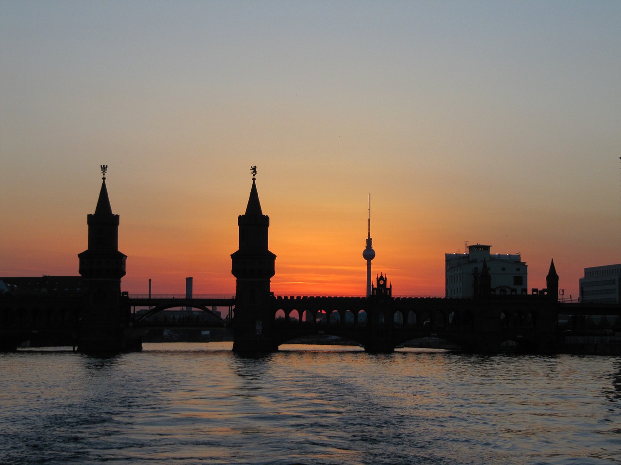 berlin oberbaumbrücke abendstimmung free photo