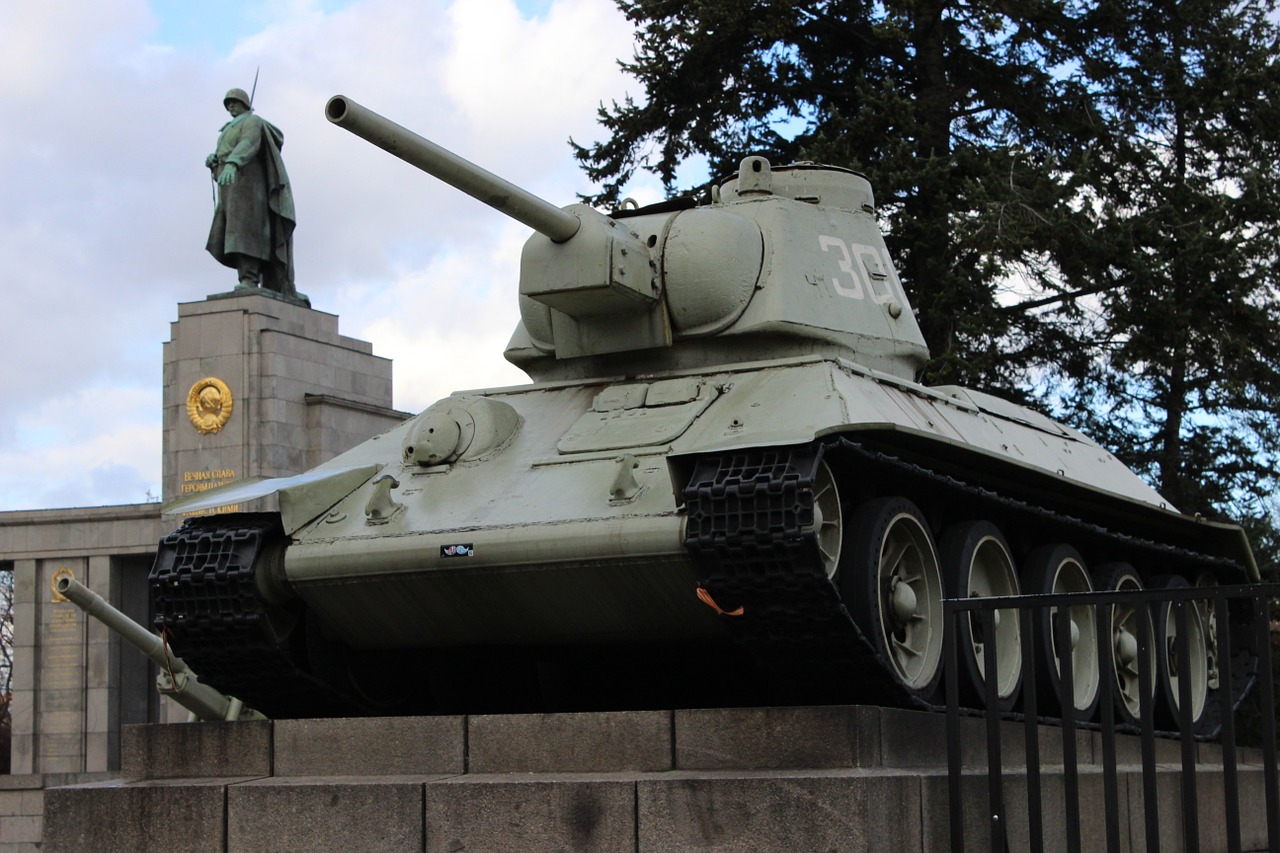 berlin tank monument free photo