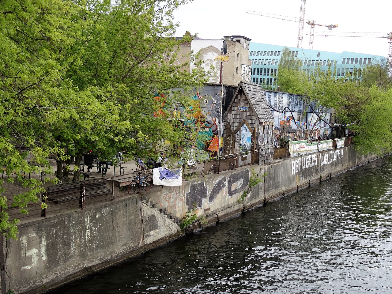 Берлинская река 4. Река в Берлине. Стена набережной. Berlin River Party. Berlin River Drivers.