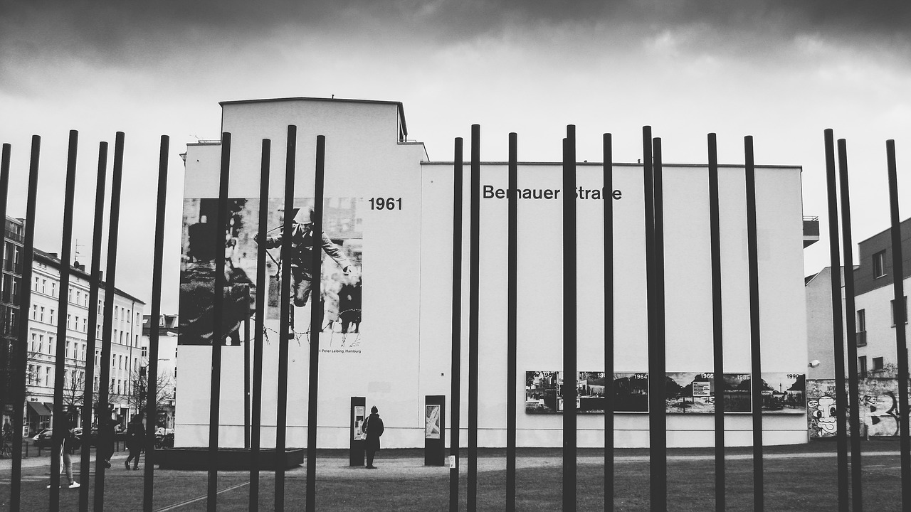 berlin  commemorate  berlin wall free photo
