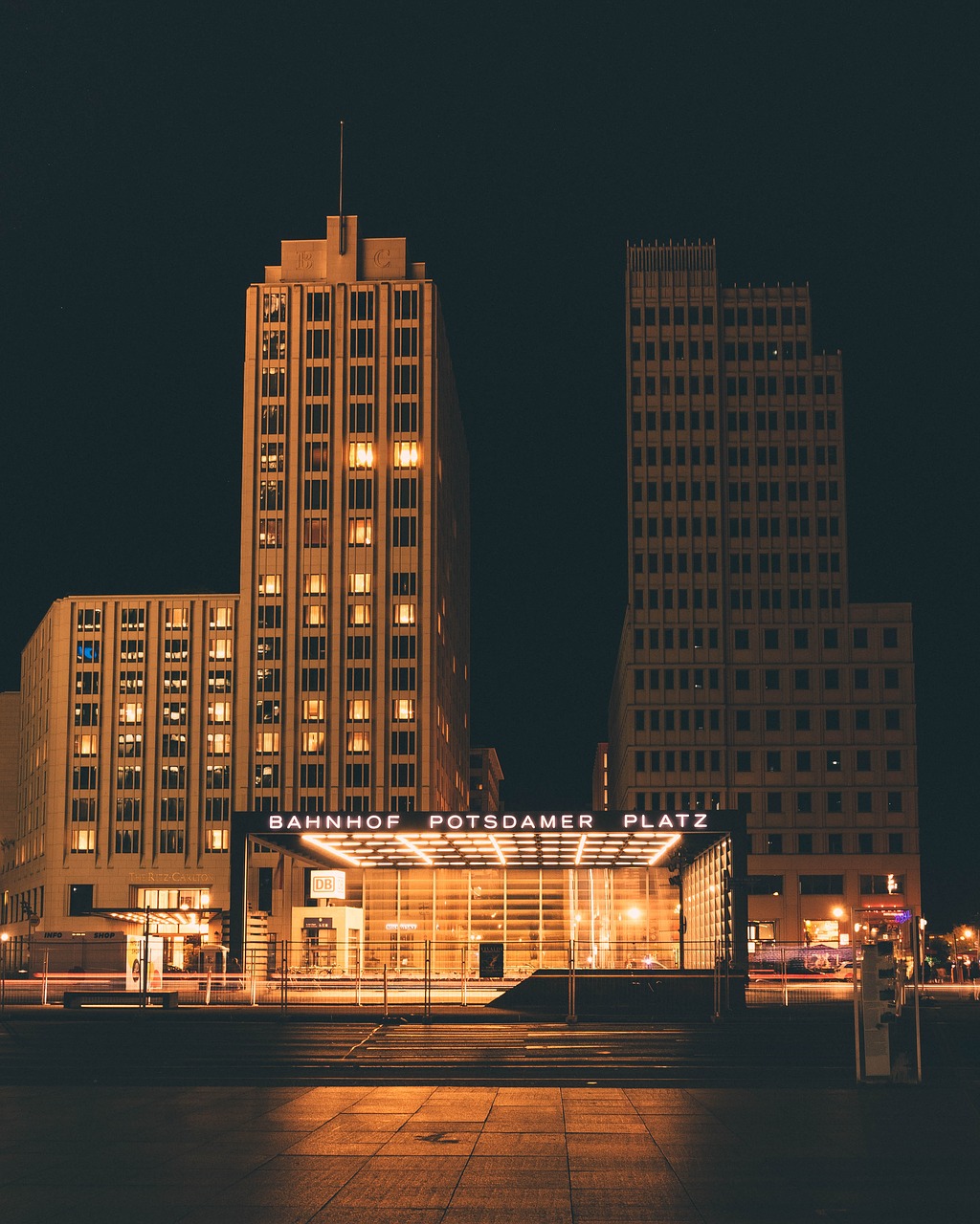 berlin  germany  potsdamerplatz free photo