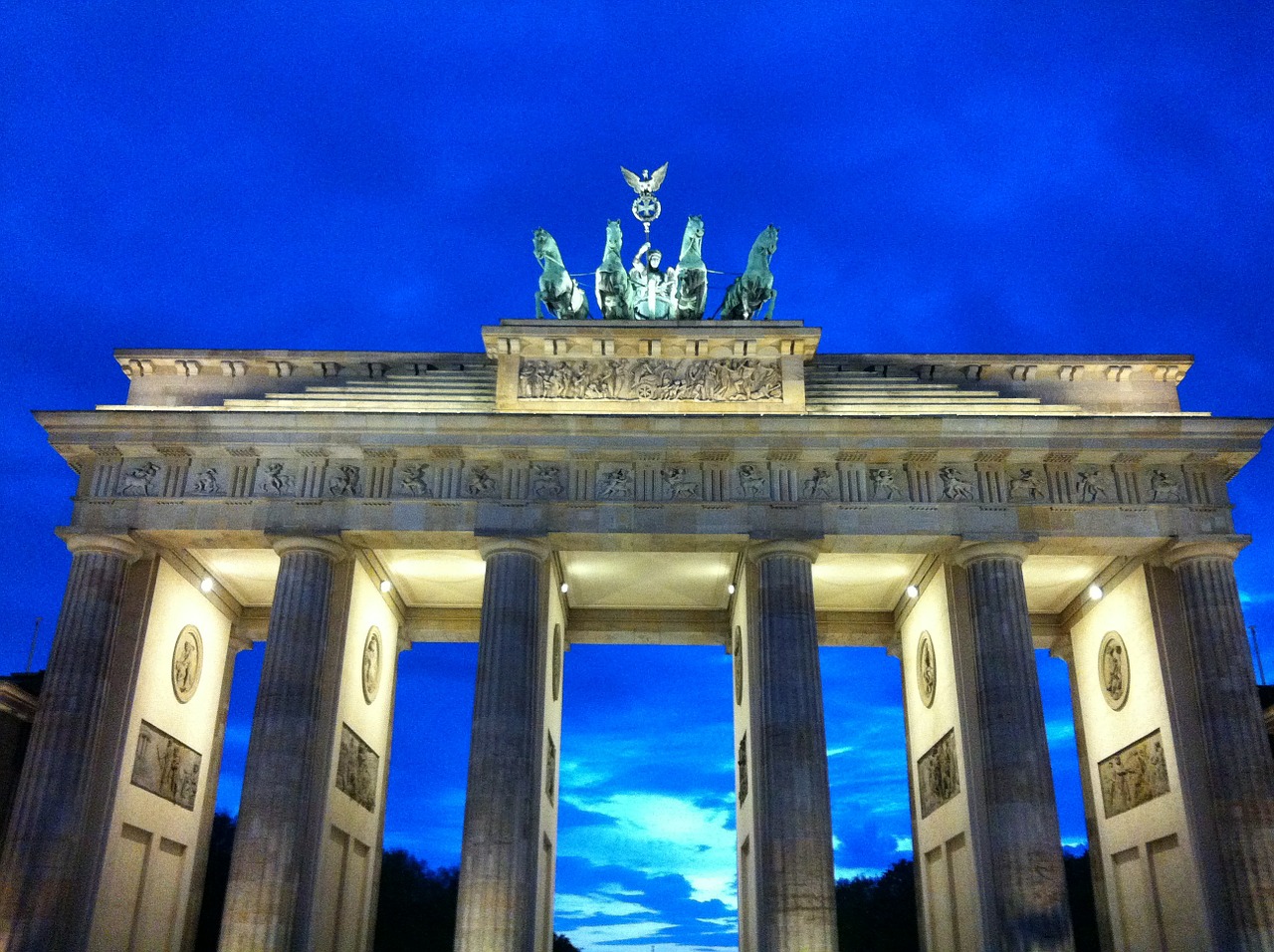 berlin brandenburg gate dusk free photo