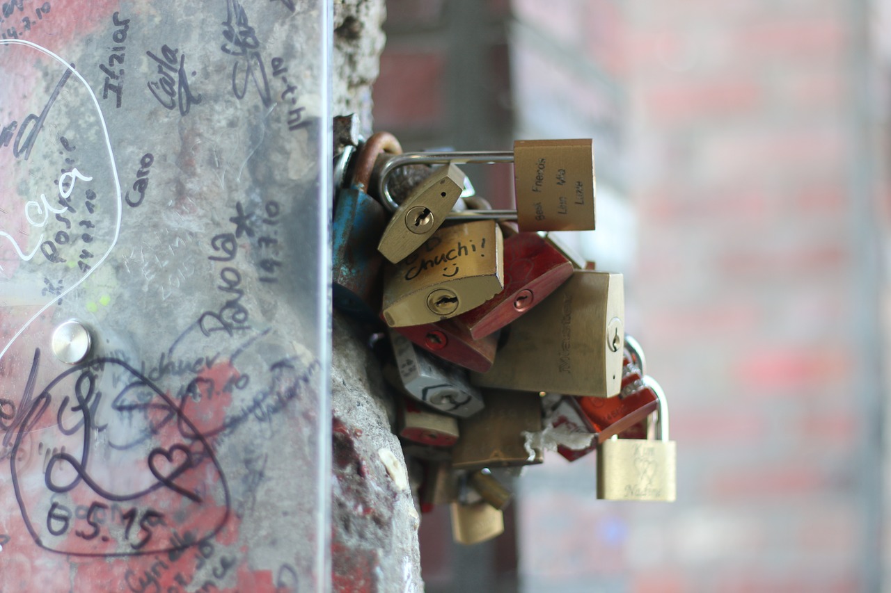 berlin wall key free photo
