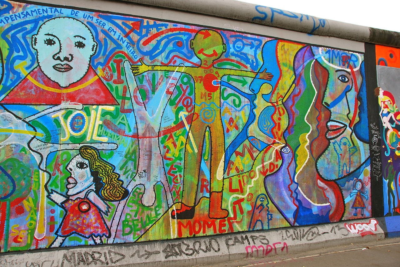 berlin wall graffiti painting free photo