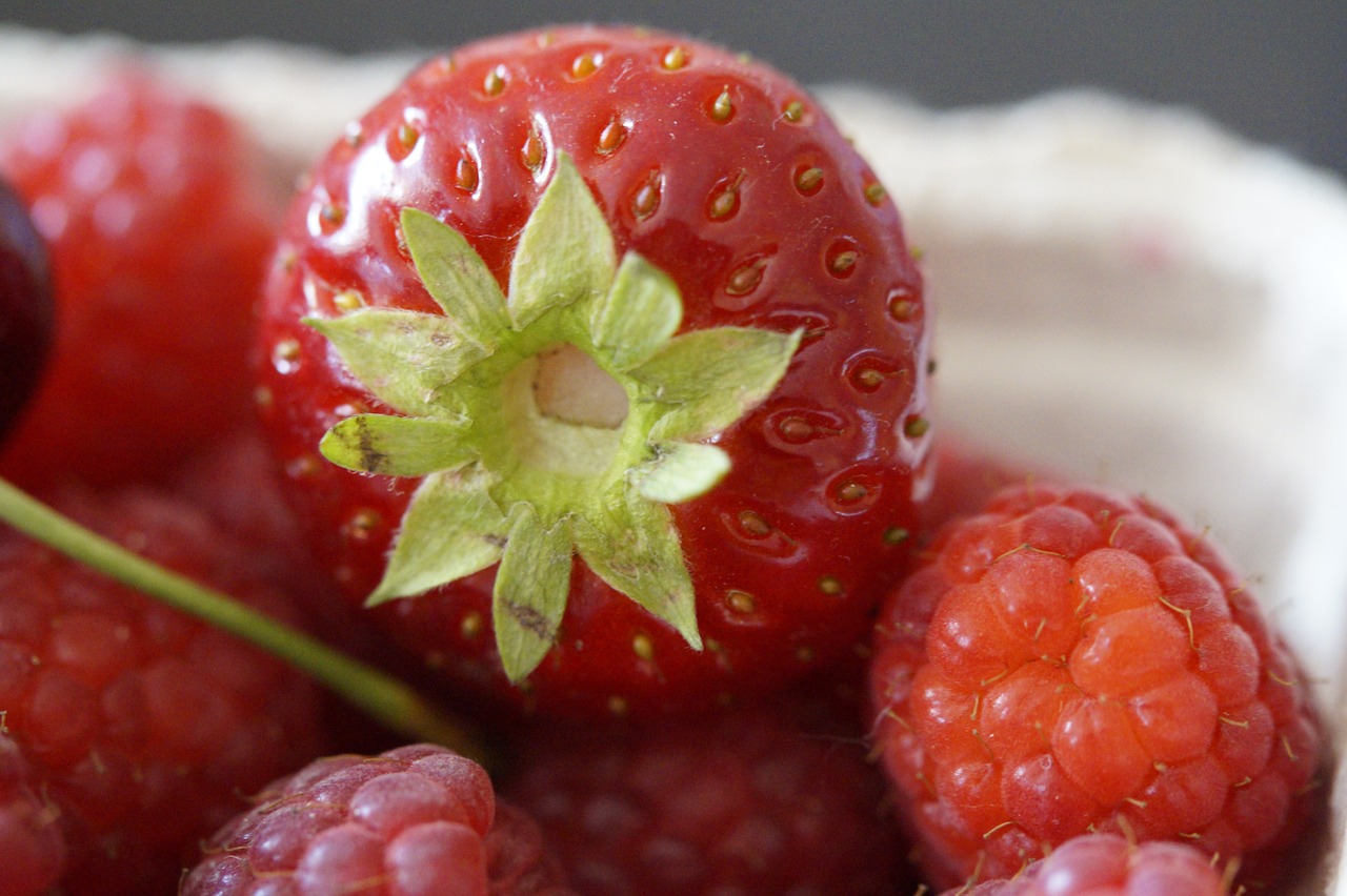 berries strawberry close free photo