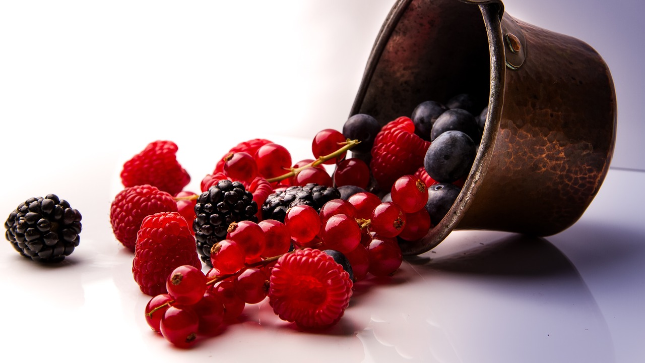 berries fruits vegetarian free photo