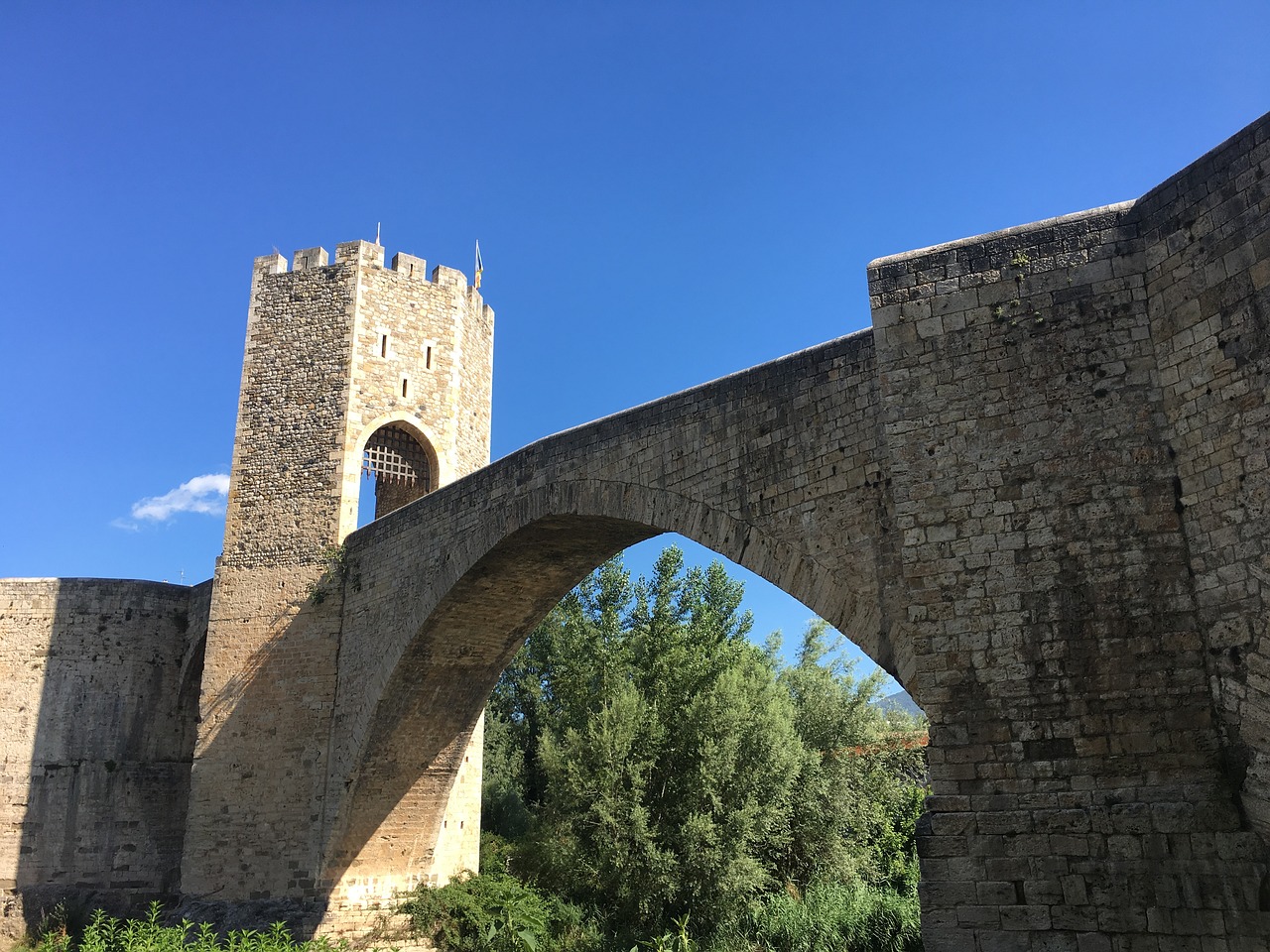 besalú arc bridge free photo