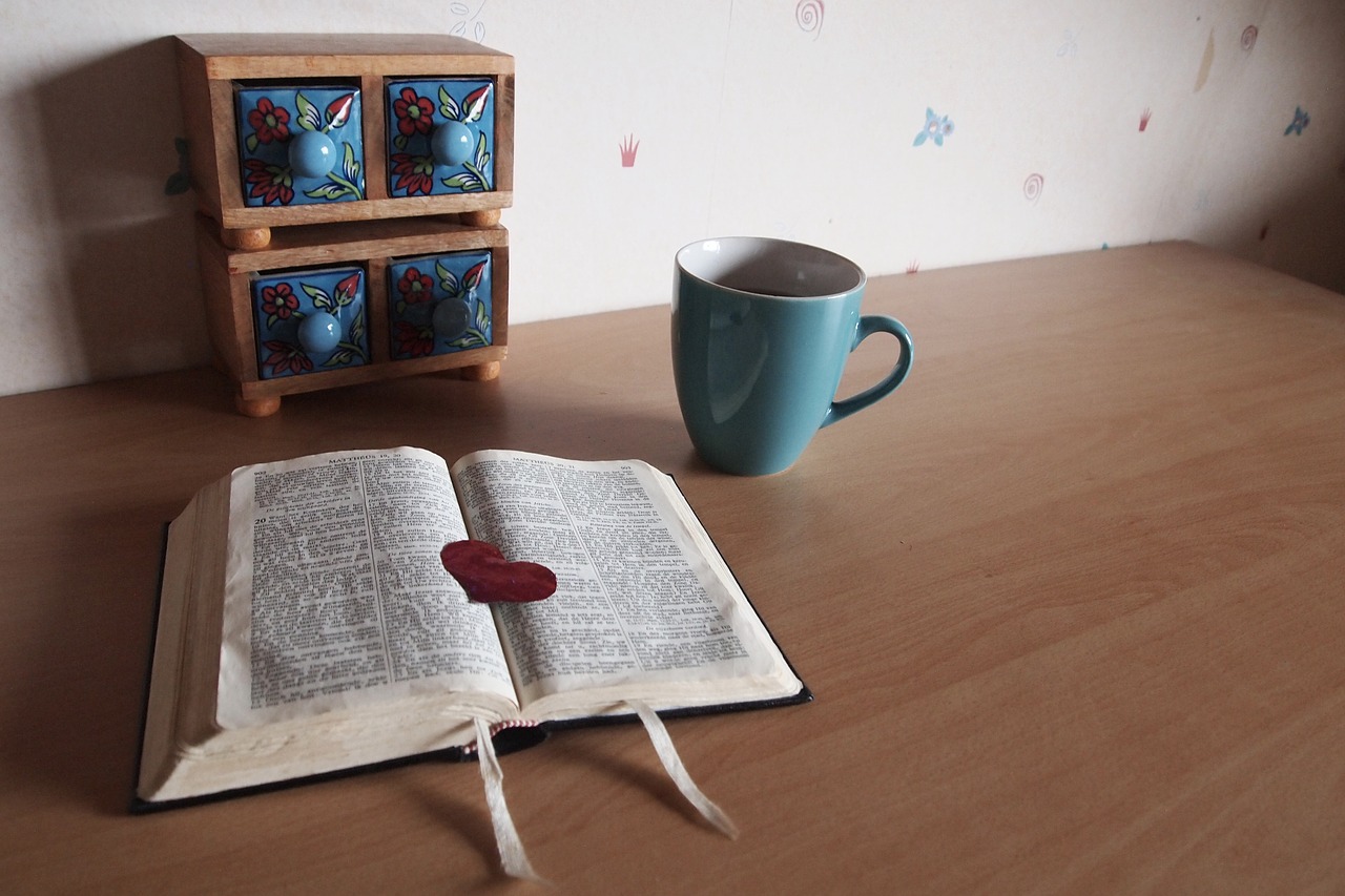 bible read coffee free photo