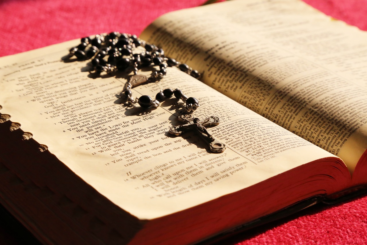 bible rosary prayer free photo
