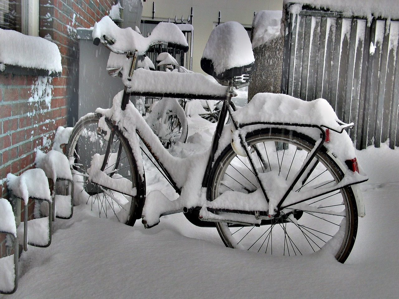 bicycle winter snow free photo