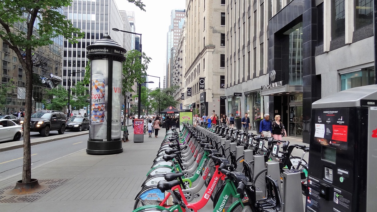 Rides public. Фристрит. Внешний город. Bicycle rent. Street Republic.