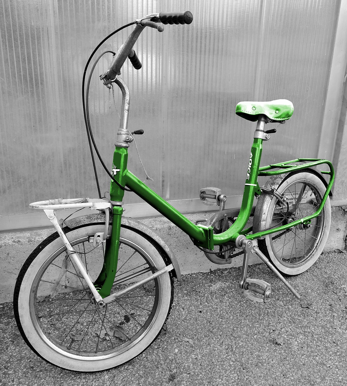 bicycle old green free photo