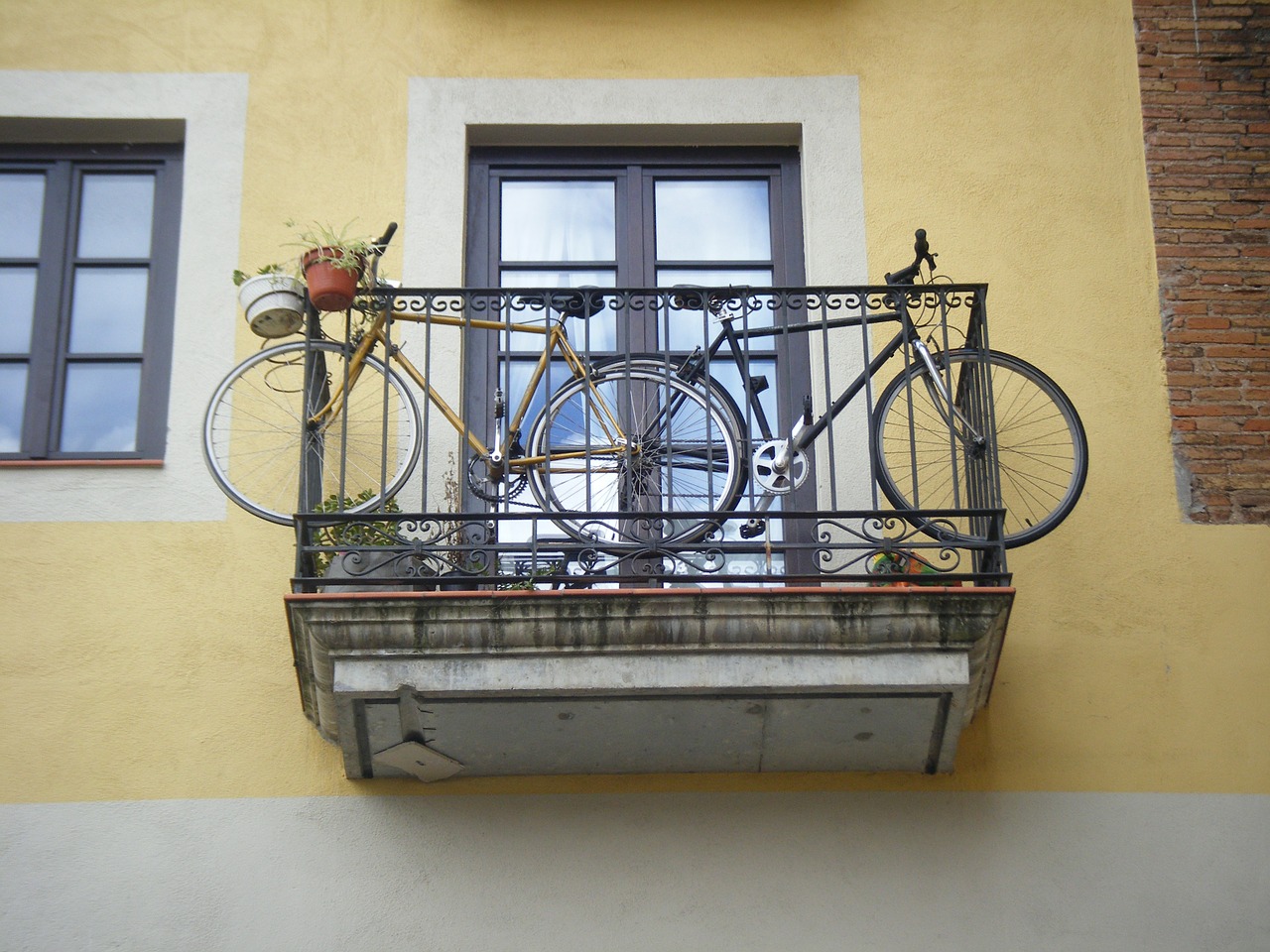 bicycles balcony la sagrera free photo