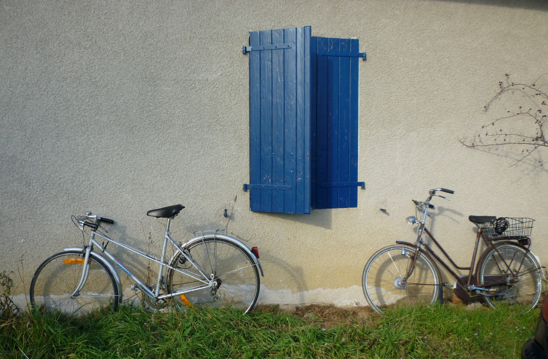 bicycles side house blue shutters free photo