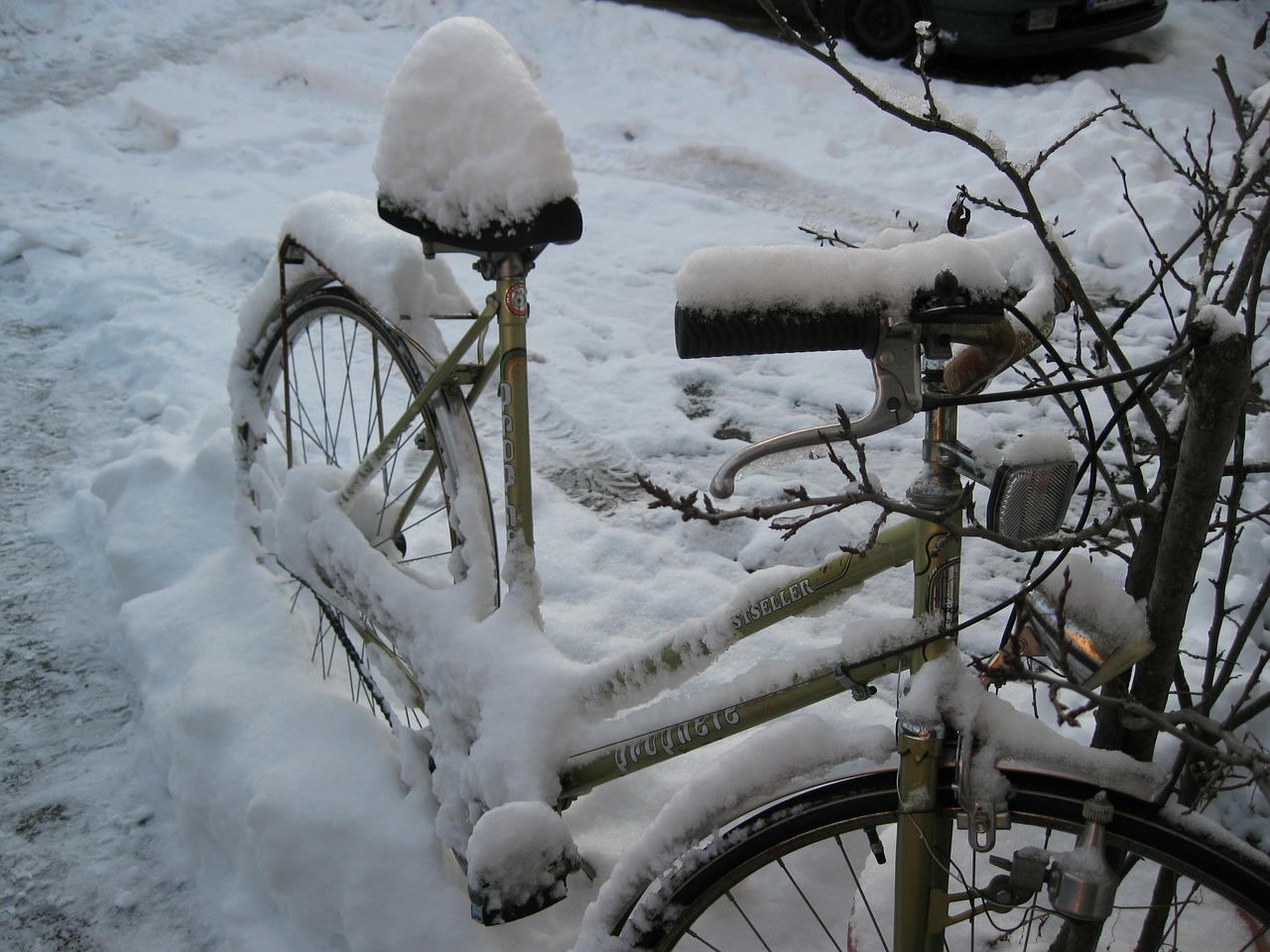 bike eingschneit old free photo