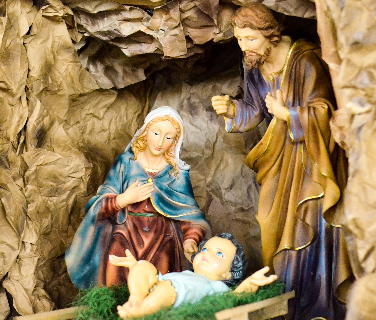 birth jesus  manger  the holy family free photo