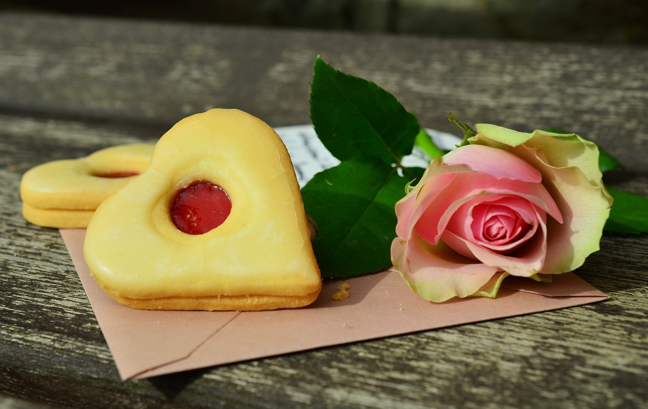 biscuit heart rose free photo