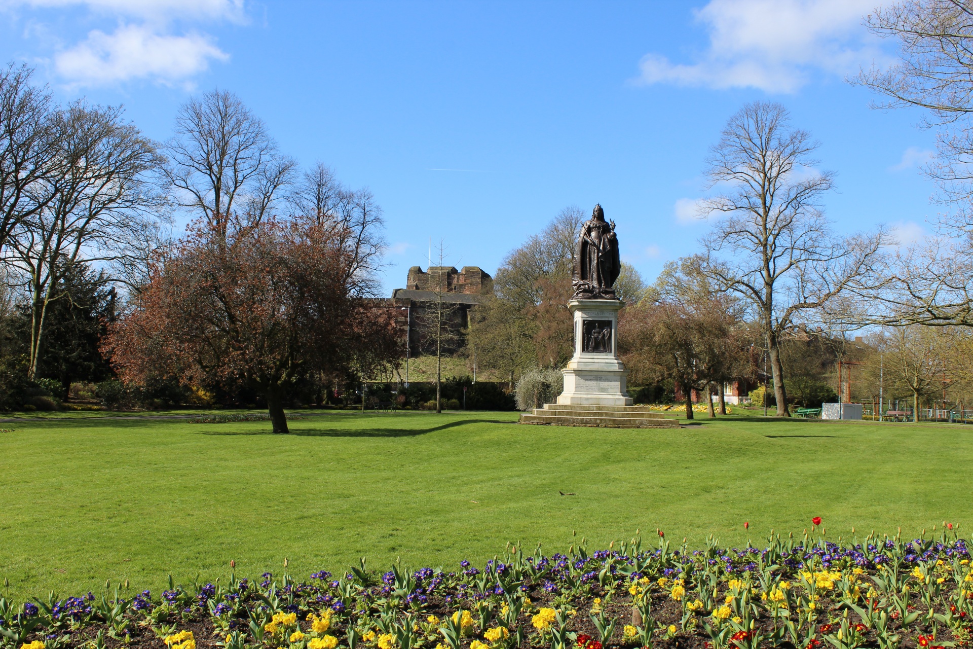 monument queen victoria free photo