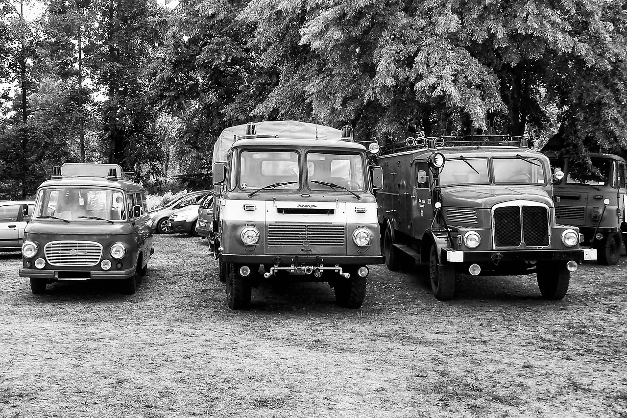 black and white  oldtimer  vehicles free photo