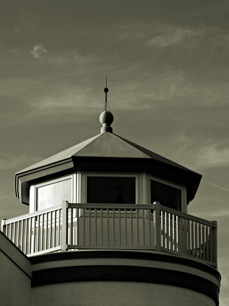 black and white lighthouse bu free photo