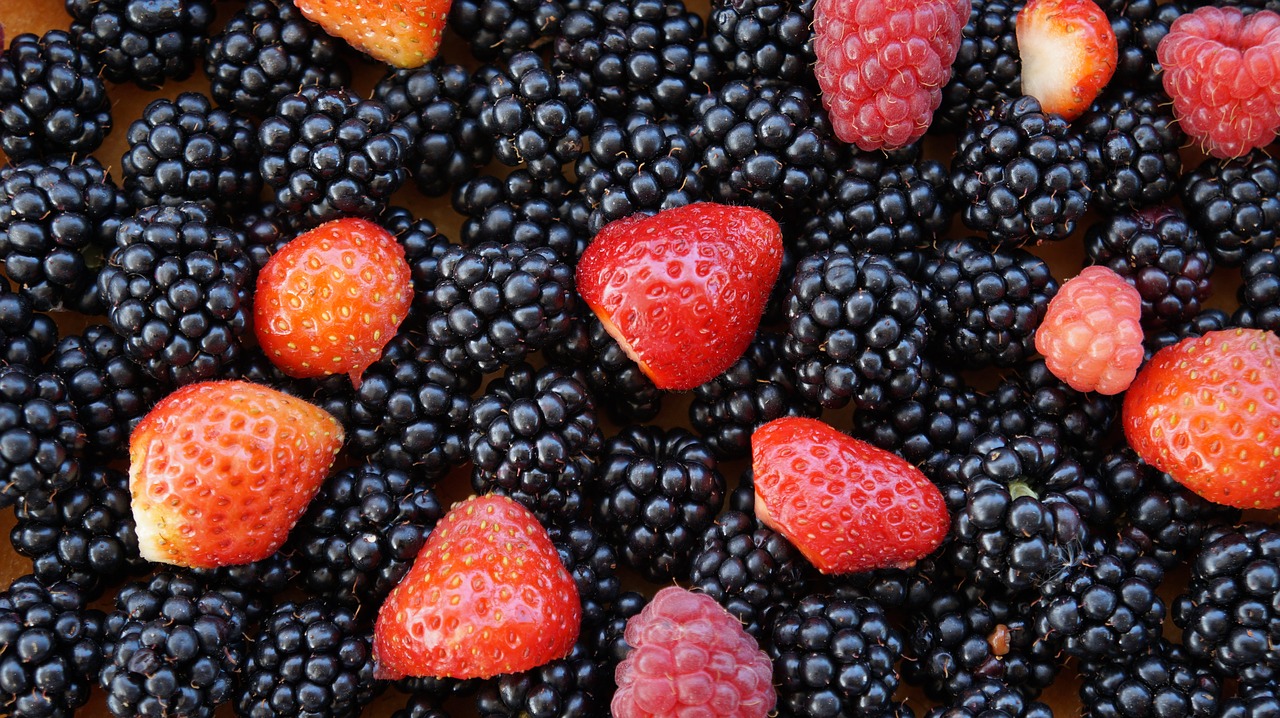 blackberries strawberries soft fruit free photo