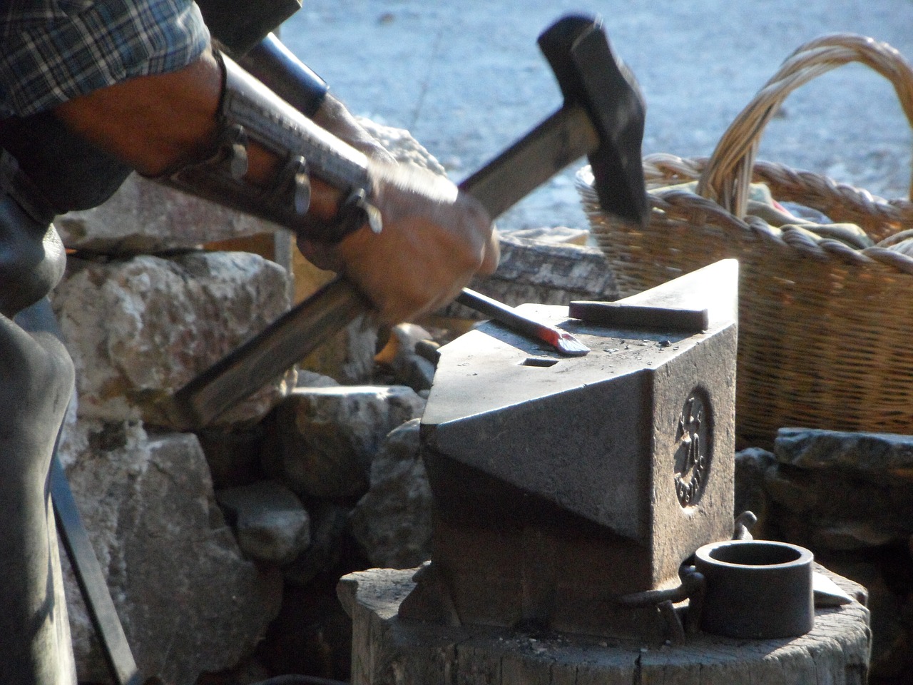 blacksmith anvil hammer free photo