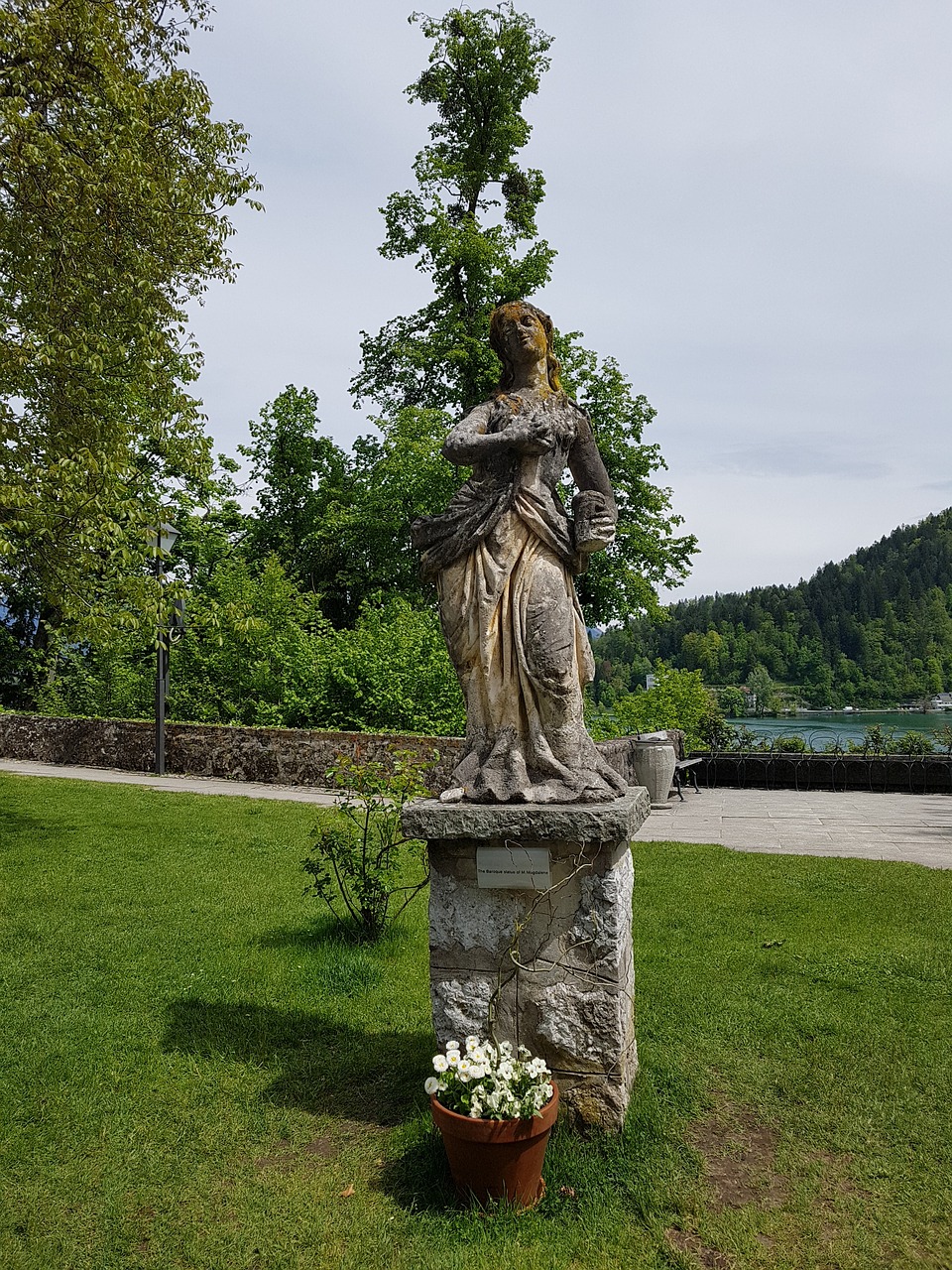 bled island statue plaster free photo