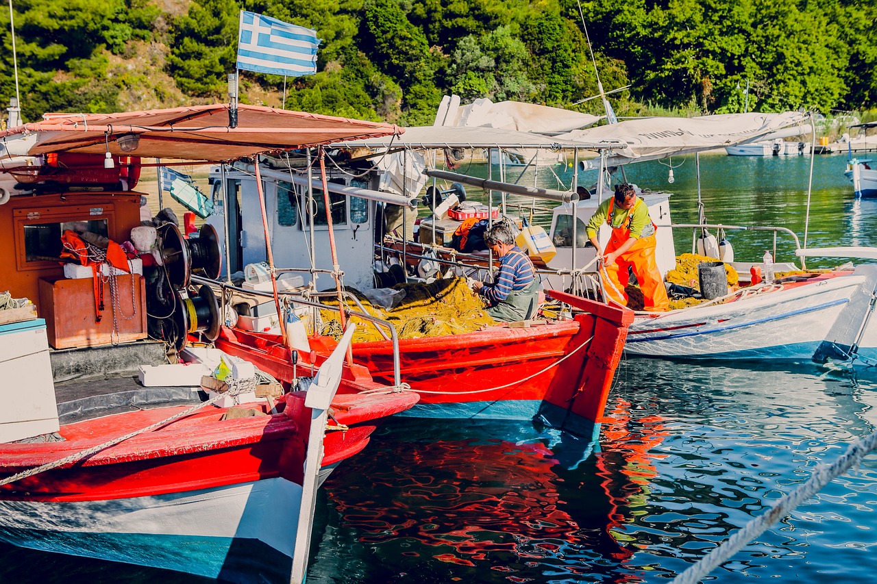 blue red boat free photo