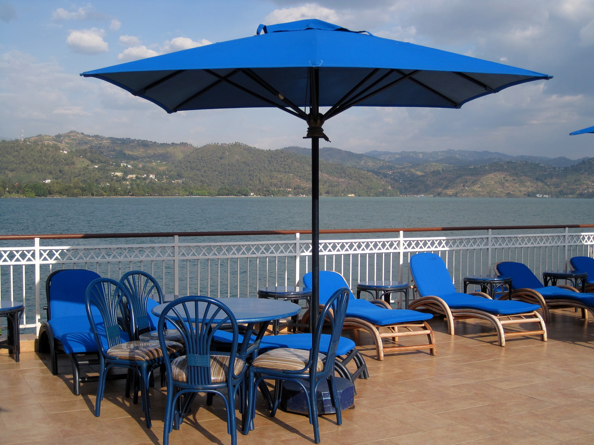 lake chairs parasol free photo