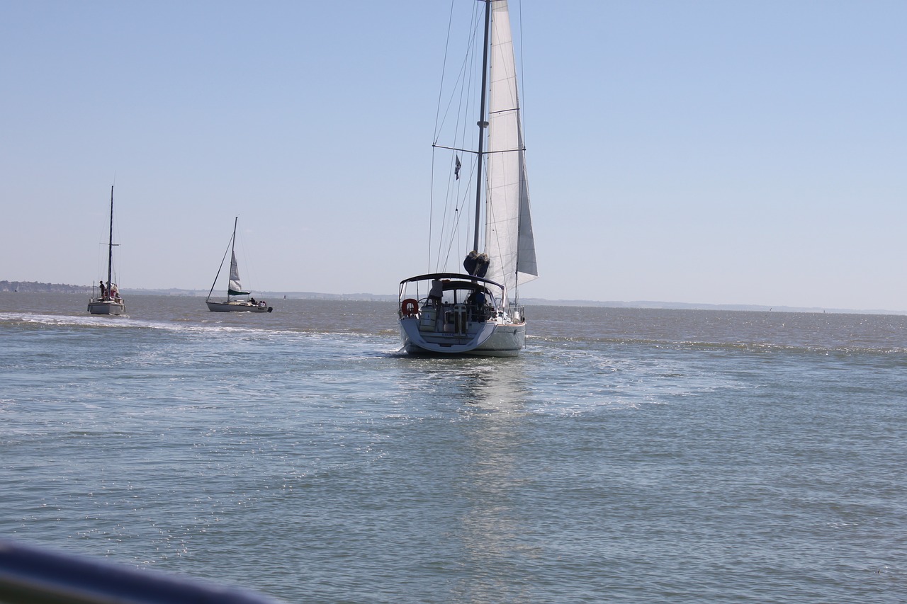 boat estuary gironde free photo