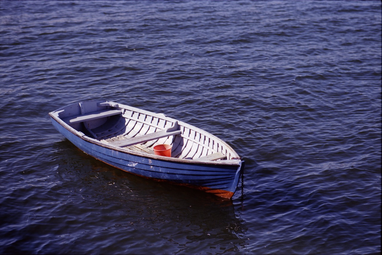 Железная лодка на воде