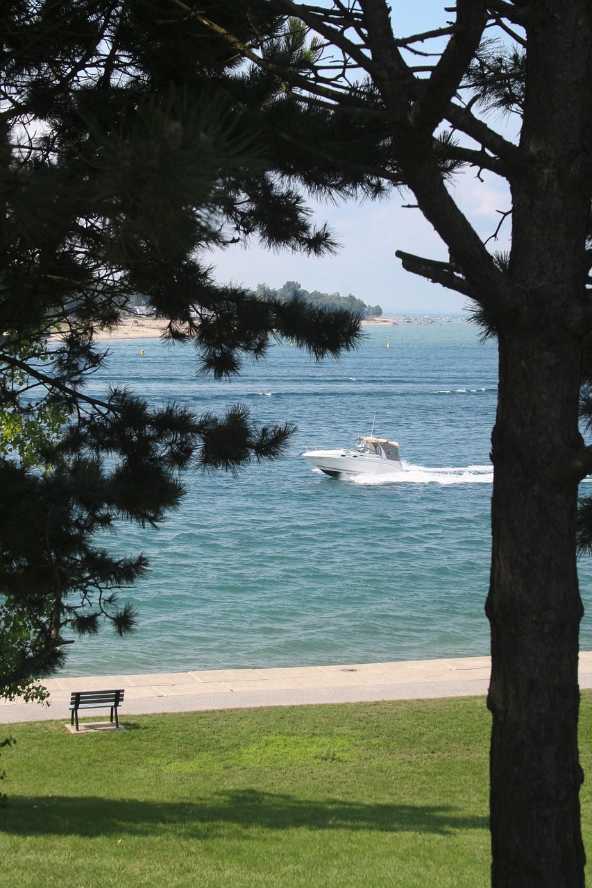 boat speeding lake free photo