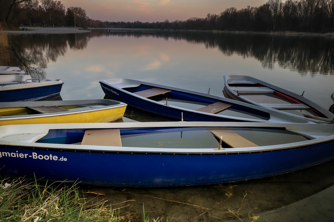 boat  lake  canoeing free photo