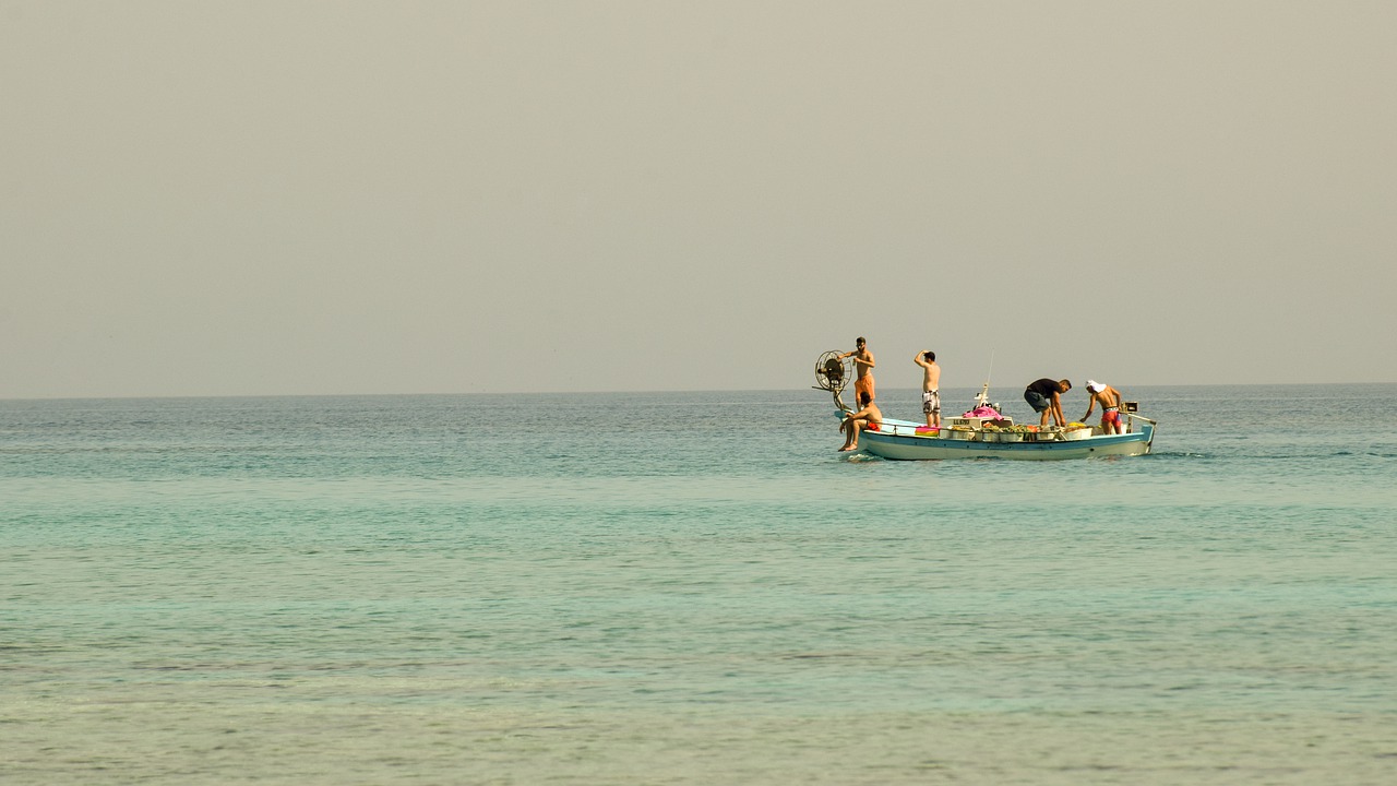 boat  friends  sea free photo