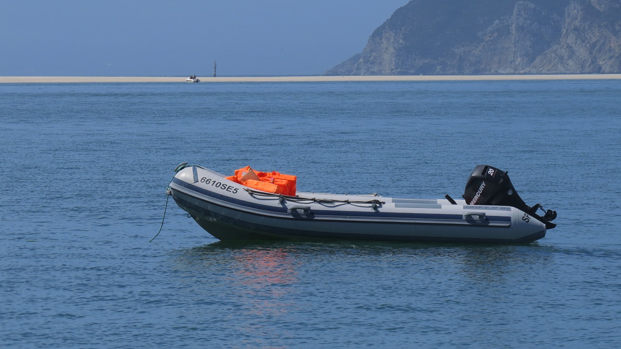 boat mar beach free photo