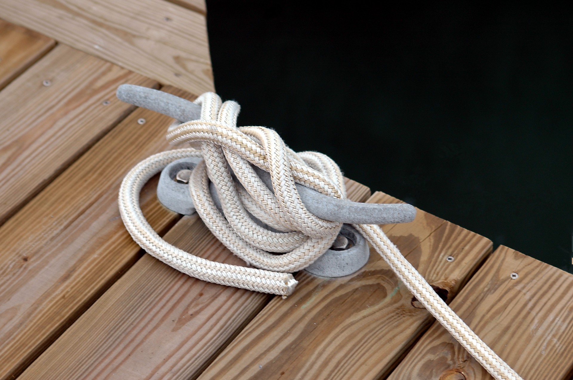 rope tie up boat free photo