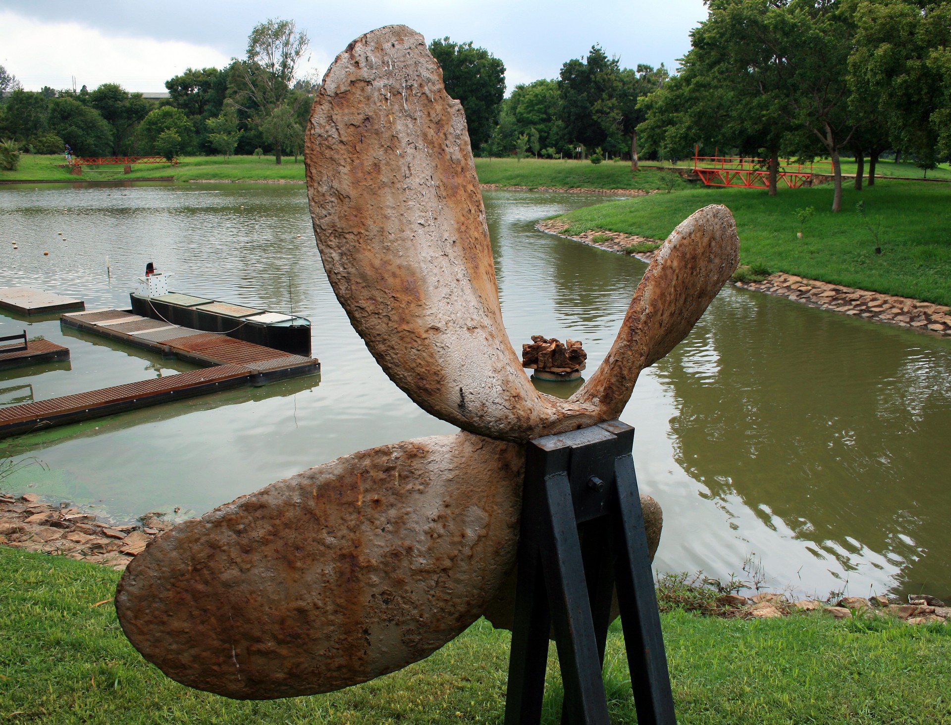 propeller boat display free photo