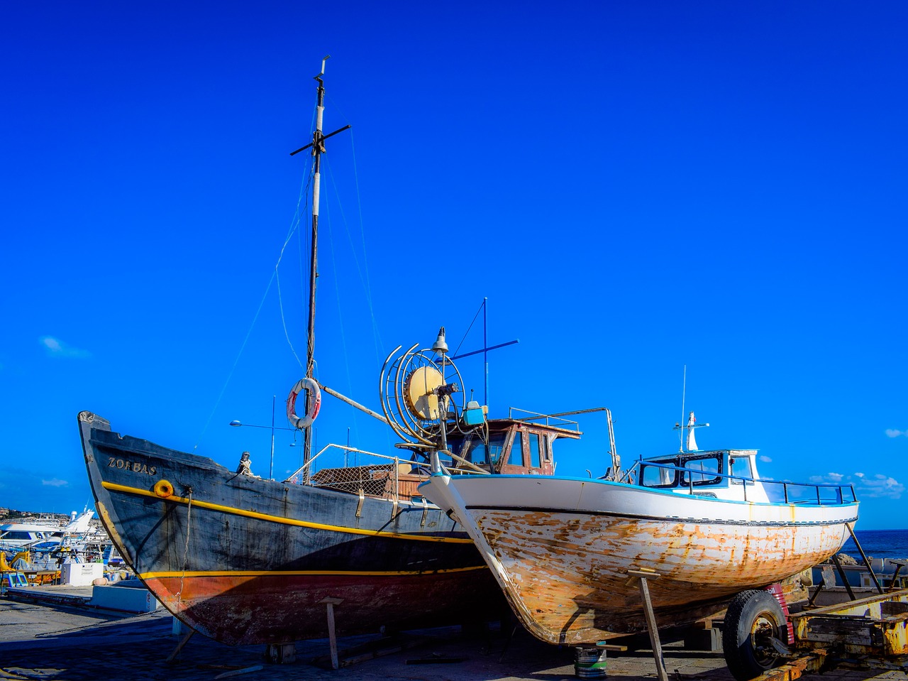 boats grounded repair free photo