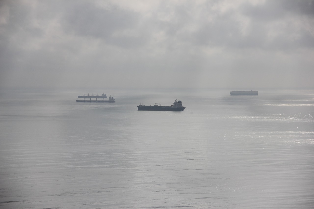 boats  sun  fog free photo