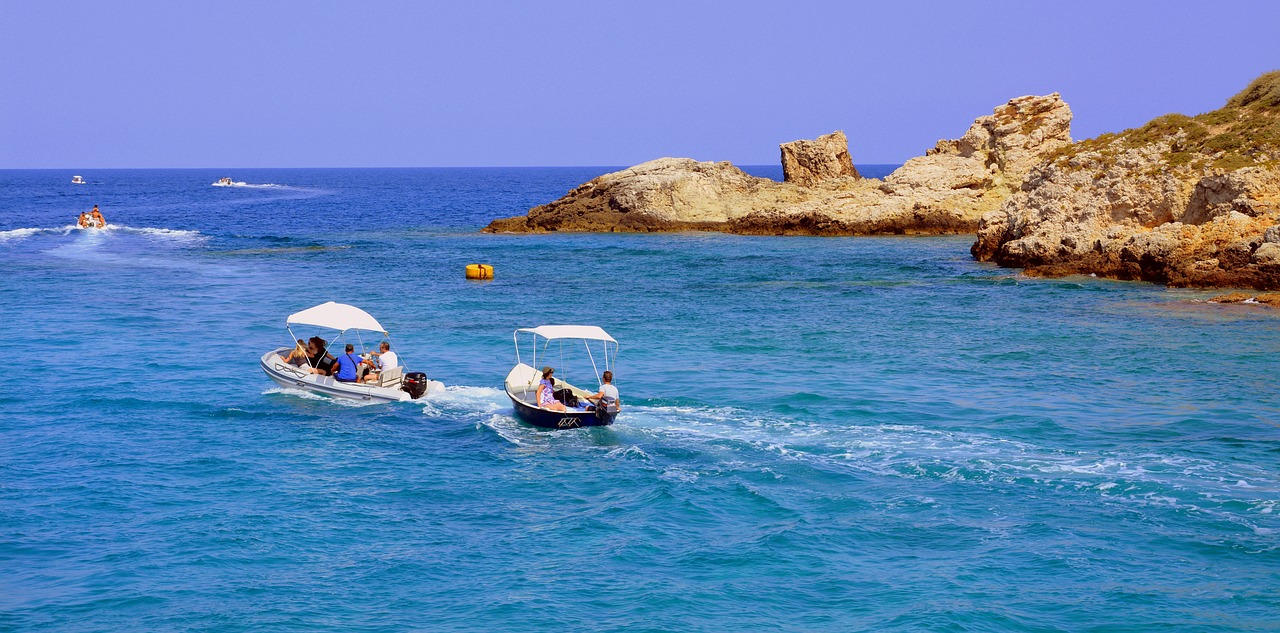 boats  tourists  island free photo