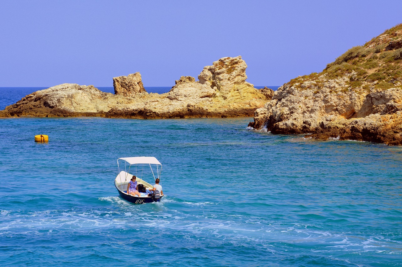 boats  tourists  island free photo