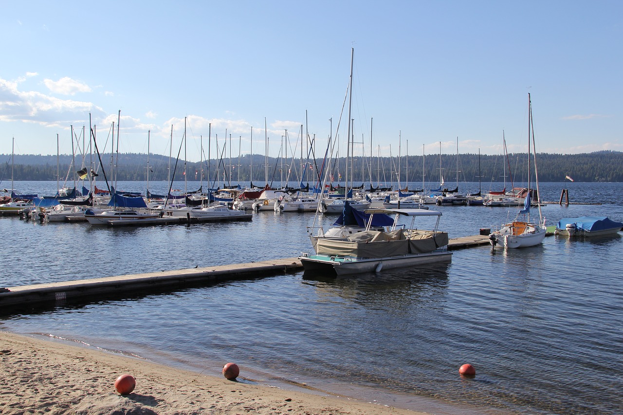 boats  lake  water free photo