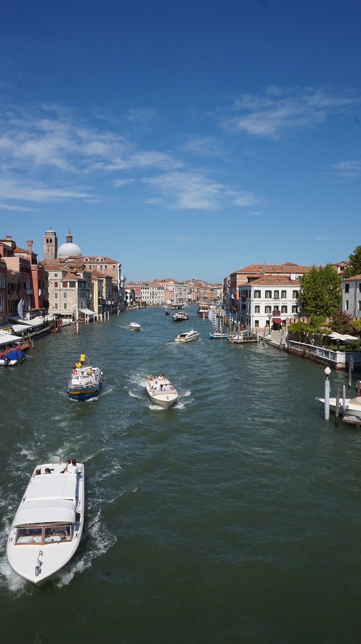 boats  city  water free photo